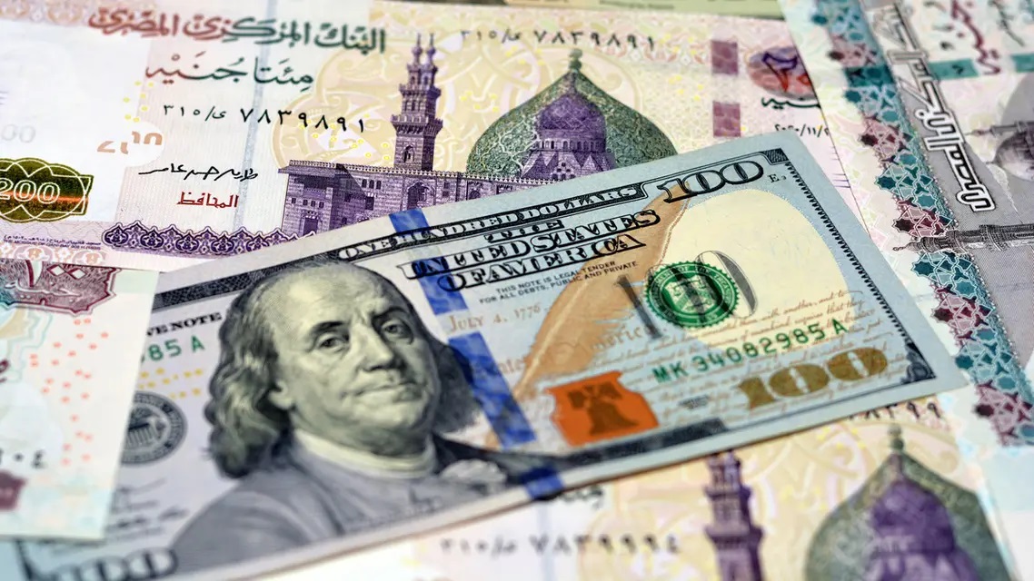 سعر الدولار يخالف رحلة الصعود العالمي ويتراجع لهذا المستوى مقابل الجنيه المصري