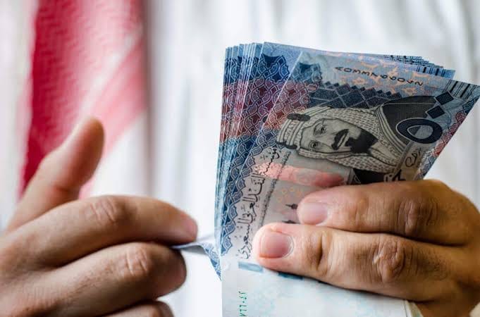 كيف تحصل على الريال السعودي قبل السفر لعمرة رمضان وحد السحب والأوراق المطلوبة