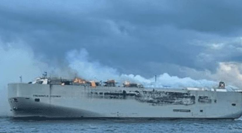 حريق بسفينة شحن يكبد مصر خسارة آلاف السيارات